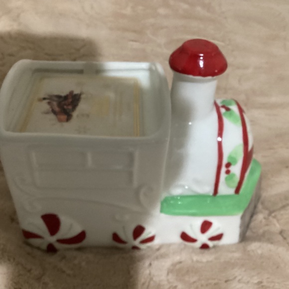 New DW Home Scented Polar Express Train Candle 18.8 oz - Picture 3 of 9